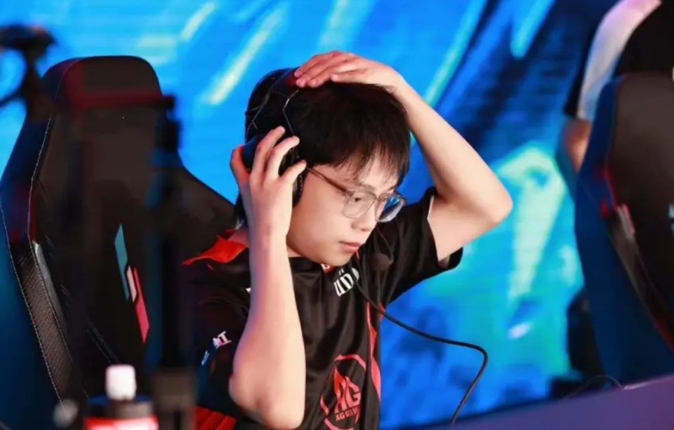 开云体育下载-FLY绝杀KT，JackeyLove团战一打五激烈交锋半决赛，引爆全场热议