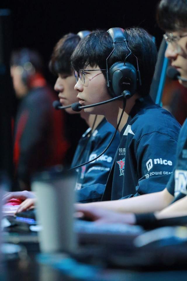 FLY绝杀KT，JackeyLove团战一打五激烈交锋半决赛，引爆全场热议